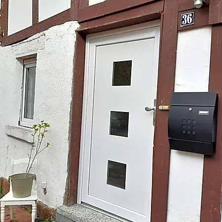 Im Fachwerkhaeuschen Naehe Edersee Mit 2 Schlafzimmern, Terrasse, Parkplatz - 1 Apartment